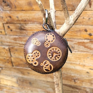Monedero redondo de piel con rosa de los vientos y engranajes steampunk, 16 colores a elegir (Marrón-roble en la foto)
