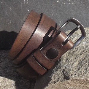 2.5 cm leather belt . Choose your color and size