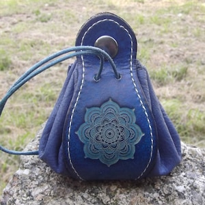Monedero de piel con decoración mandala de loto, azul océano (16 colores a elegir), disponible en 2 tamaños