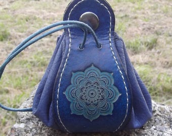 Bourse en cuir décor lotus mandala   , bleu océan  ( 16 coloris au choix) , disponible en 2 tailles