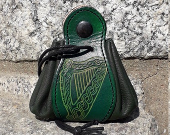 Bourse en cuir décor harpe celtique ,coloris vert menthe (16 couleurs au choix)