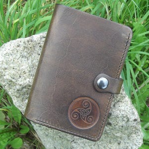 Cartera artesanal de piel, 2 versiones, decoración triskell número 3 (16 colores para elegir)
