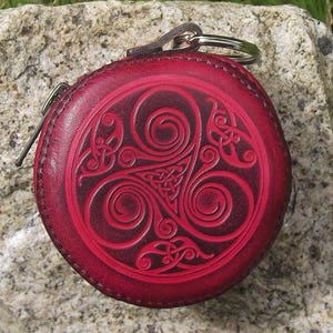 Porte-monnaie rond en cuir décor celtique grand triskell numéro 2 , 16 couleurs au choix ( rouge sur la photo )