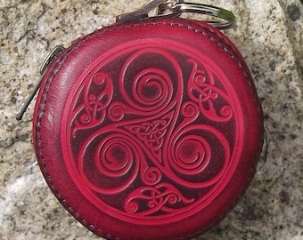 Porte-monnaie rond en cuir décor celtique grand triskell numéro 2 , 16 couleurs au choix ( rouge sur la photo )