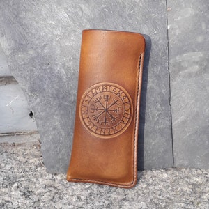 Etui à lunettes en cuir décor viking Vegvisir , couleur Caramel (16 couleurs disponibles)