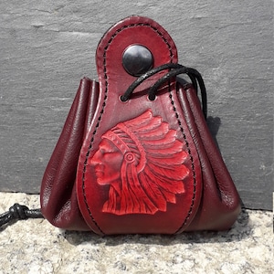 Bolso de cuero de decoración de cabeza india (16 colores disponibles)