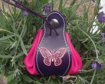 Bourse en cuir décor papillon , violet et rose (16 coloris au choix) , disponible en 2 tailles