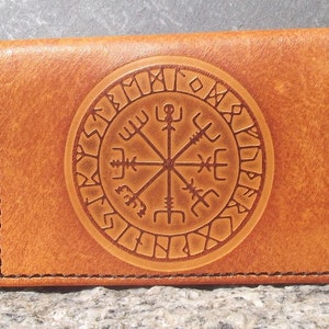 Leren kaarthouder met viking vegvisir-decor, amberkleur (16 kleuren beschikbaar) Anti-RFID-blokkering optioneel