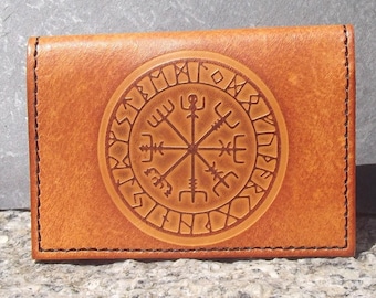 Porte - cartes en cuir  décor viking vegvisir , couleur ambre  (16 couleurs disponibles)