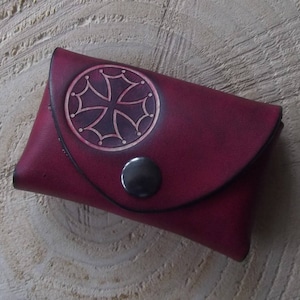 Monedero de piel hecho a mano con decoración de cruz de Occitania, rojo (16 colores a elegir)