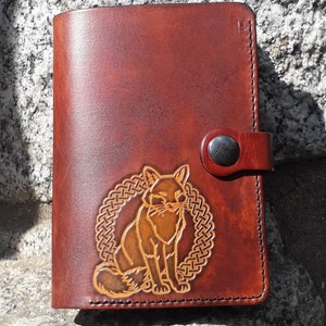 Portefeuille artisanal en cuir , 2 versions Décor Renard Celtique , couleur chocolat (16 autres coloris au choix)