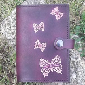 Protetor de documentos (passaporte/papéis) decoração voo de borboletas, cor ameixa (16 cores à escolha)