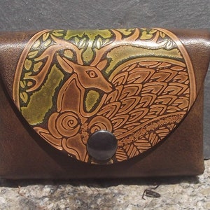 Porte-monnaie / porte-cartes en cuir décor " cerf chimérique "  , marron-chêne, (16 couleurs disponibles)
