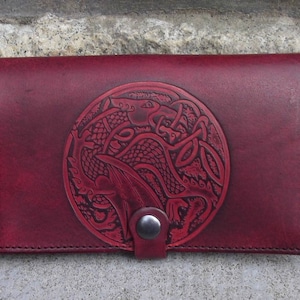 Porte chéquier en cuir , décor Dragon celtique  , "bordeaux " (16 couleurs au choix)