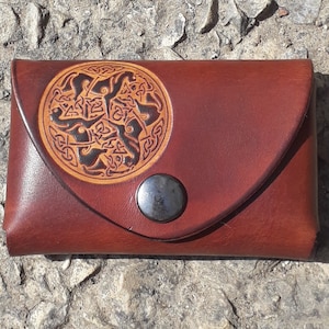 Monedero de piel hecho a mano con decoración de caballo celta, marrón chocolate (16 colores a elegir)