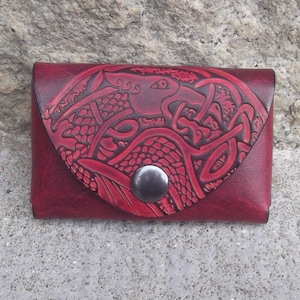 Cartera de cuero hecho a mano decoración de dragón celta, burdeos. (16 colores disponibles)
