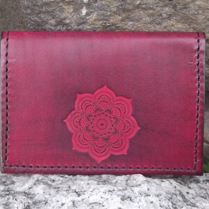 Porte - cartes en cuir , décor  lotus Mandala   ,   (16 couleurs disponibles) Blocage anti RFID en option