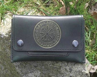 Blague à tabac en cuir semi rigide , décor viking Vegvisir , vert antique   (16 coloris au choix) .