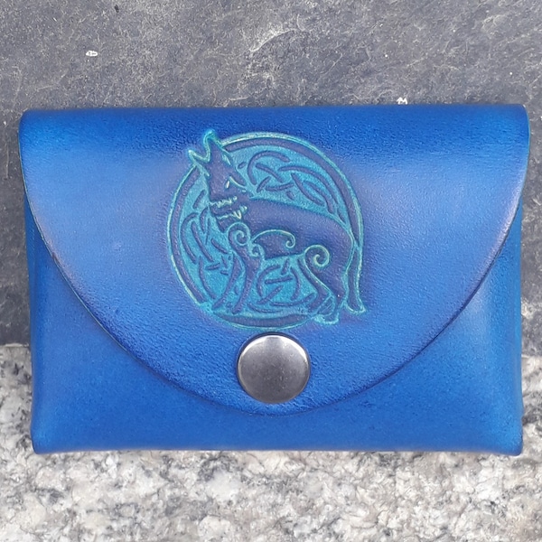 Porte-monnaie / porte-cartes en cuir décor " loup celtique "  , bleu océan  , (16 couleurs disponibles)