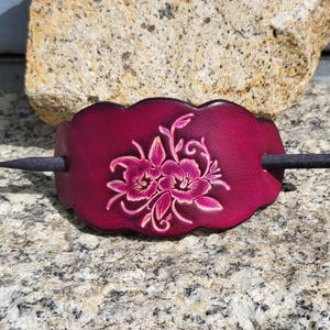 Barrette en cuir   Décor fleurs exotiques   Couleur rose   16 coloris au choix   Disponible en 2 tailles