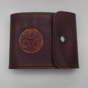 Porte chéquier en cuir pour chéquier long , triskell numéro 5 , marron chocolat ( 16 couleurs au choix)
