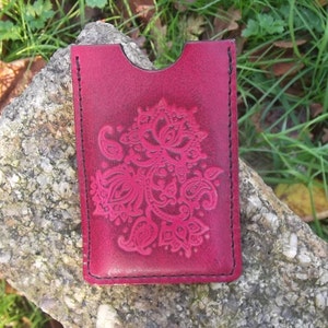 Etui à carte artisanal en cuir fin décor fleurs de lotus , rouge   , (16 couleur disponibles)