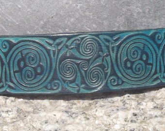 Barrette à cheveux en cuir à clip  Décor celtique , turquoise sur la photo , 16 couleurs au choix Disponible en 2 tailles