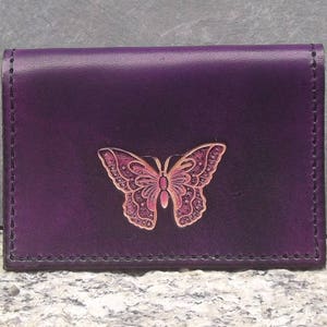 Porte - cartes en cuir , décor papillon , violet et rose (16 couleurs disponibles) Blocage anti RFID en option