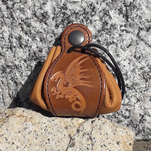 Bourse en cuir décor Dragon Ailé , couleur Caramel sur la photo , (16 coloris au choix ), disponible en 2 tailles
