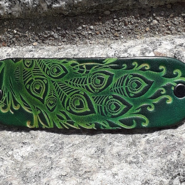 Barrette à cheveux en cuir à clip  taille moyenne , décor plumes   , vert menthe   ( 16 couleurs au choix )