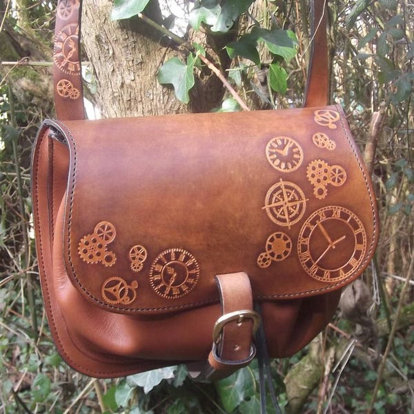 Sac à main artisanal en cuir,décor steampunk , couleur caramel   (autres choix possibles)