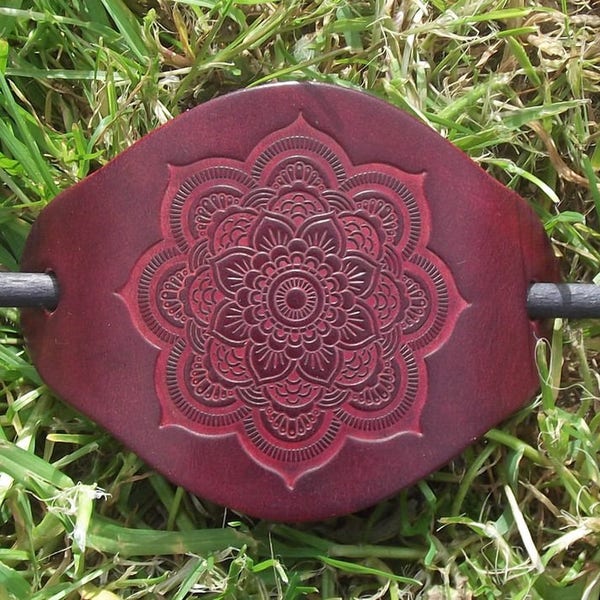 Barrette à cheveux en cuir , motif fleur de lotus-mandala , bordeaux  (16 coloris possibles)
