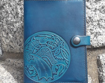 Carnet de voyage en cuir , format A6 , décor Dragon celtique ( 16 couleurs disponibles )