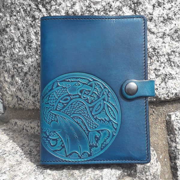 Carnet de voyage en cuir , format A6 , décor Dragon celtique ( 16 couleurs disponibles )