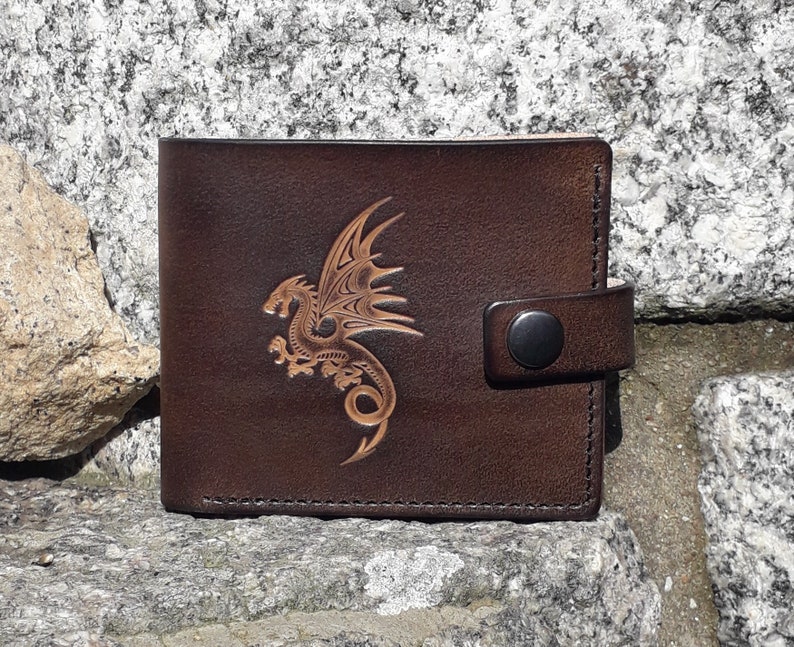 Portefeuille artisanal en cuir minimaliste Motif Dragon ailé Couleur marron chêne 16 autres coloris au choix image 1