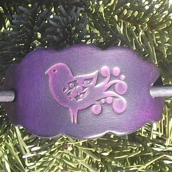 Barrette en cuir ,décor oiseau ,violet sur la photo  ( 16 coloris au choix) , disponible en 2 tailles