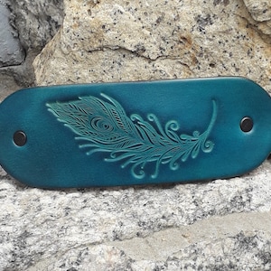 Barrette à cheveux en cuir à clip grande taille Décor Plume de paon , couleur Turquoise 16 coloris au choix image 1
