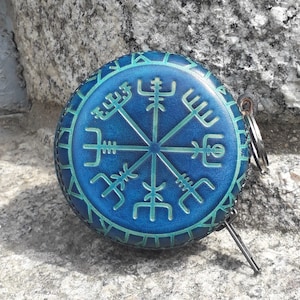 Monedero redondo de piel con decoración Vegvisir Viking, 16 colores a elegir (Azul y turquesa en la foto)
