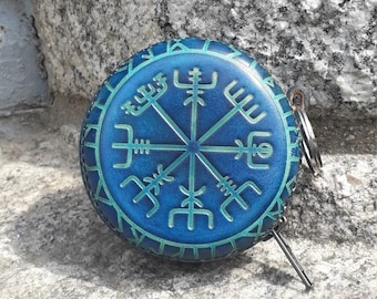 Porte-monnaie rond en cuir décor viking Vegvisir , 16 couleurs au choix ( Bleu et turquoise sur la photo )