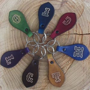 Porta llaves de cuero con gráfico vintage inicial (16 colores para elegir)
