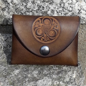 Porte-monnaie / porte-cartes en cuir décor " Triskell 2  "  , marron-chêne sur la photo   , (16 couleurs disponibles)