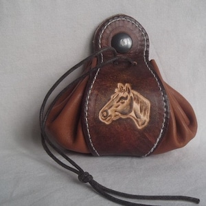 Bourse en cuir ,décor tête de cheval ,Chocolat, (16 coloris au choix ), disponible en 2 tailles