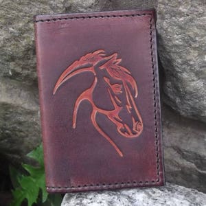 Porte - cartes en cuir décor "tête de cheval "  ,marron chocolat  (16 couleurs disponibles) Blocage anti RFID en option