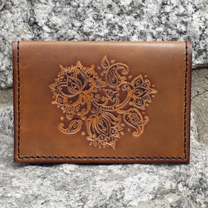 Porte - cartes en cuir décor Fleurs de lotus  , couleur caramel (16 couleurs disponibles)