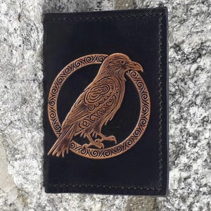 Kartenetui aus Leder mit Wikinger-Boten-Raben-Dekor, schwarze Farbe (16 Farben verfügbar). Optionale Anti-RFID-Blockierung