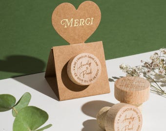 Cadeaux invités mariage 2025 – Bouchon de vin personnalisé avec carte Merci KRAFT et support pop-up
