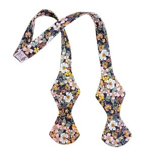 Self Tie Bow Tie - Meadow - Round Point