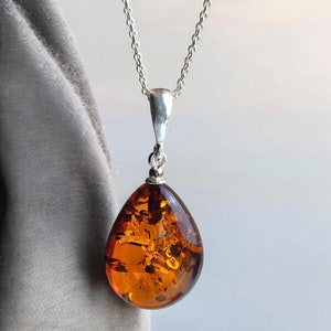 Ciondolo a goccia in ambra baltica color miele naturale, regalo per lei, piccolo ciondolo con pietra preziosa, classico, delicato, argento, piccolo gioiello minimalista da donna