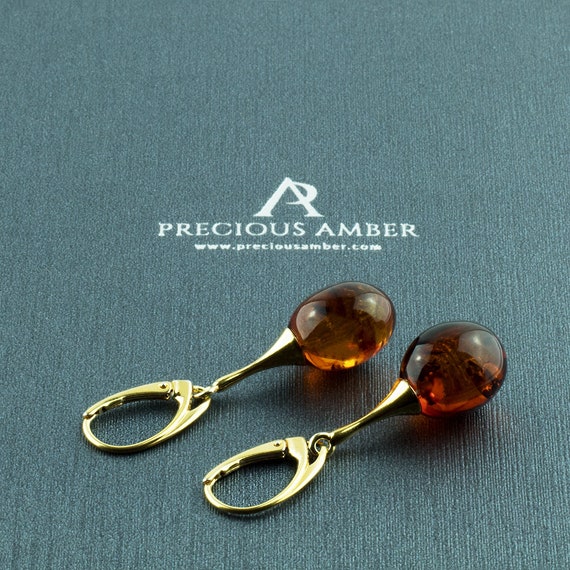 Orecchini pendenti a cerchio con ambra cognac naturale