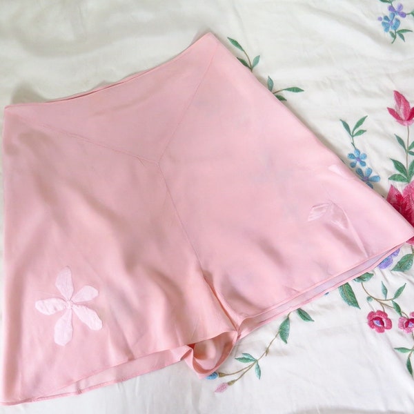 Vintage 1930s Deco Peach Pink Silk Floral Embroidery Pearl Buttons High Waisted Tap Pants W 25.5